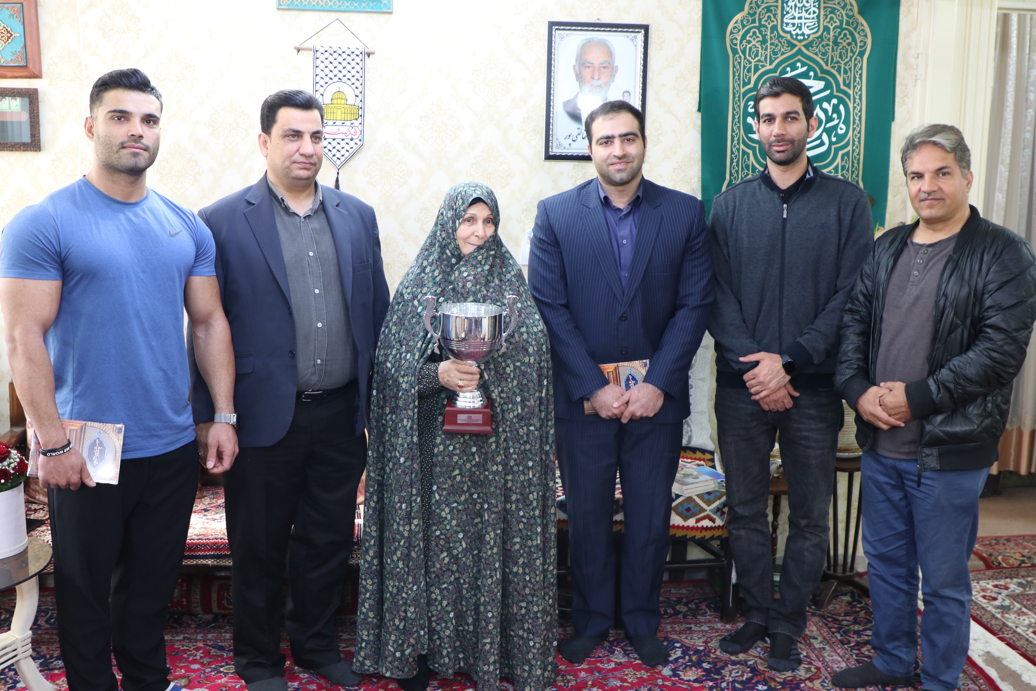 اهدای جام قهرمانی پرورش اندام ایران در جهان به مادر شهیدان خالقی پور