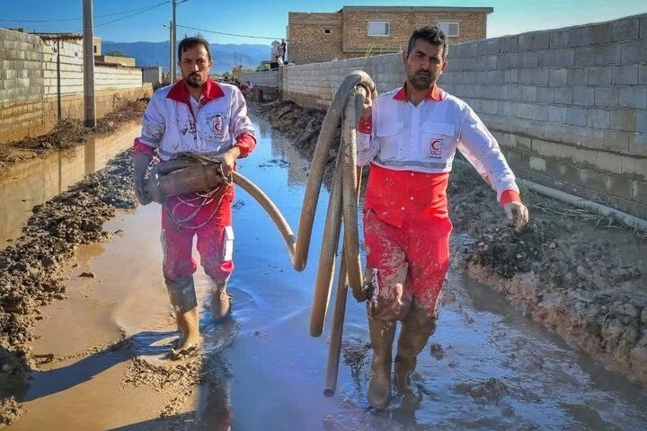 خدمت رسانی امدادگران هلال احمر خوزستان در شهر‌های دچار آبگرفتگی