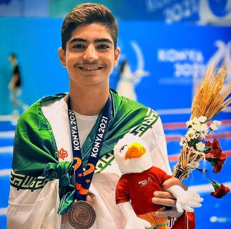 نقره ناب شناگر ۱۶ ساله کاروان پاراشنای ایران