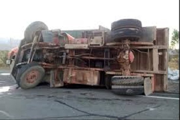واژگونی کامیون و مرگ راننده در جاده لوداب