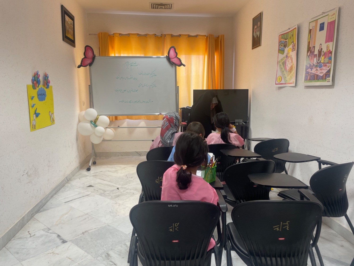 تحصیل دانش آموزان بیماری‌های صعب‌العلاج در دبستان امید بیمارستان اکبر