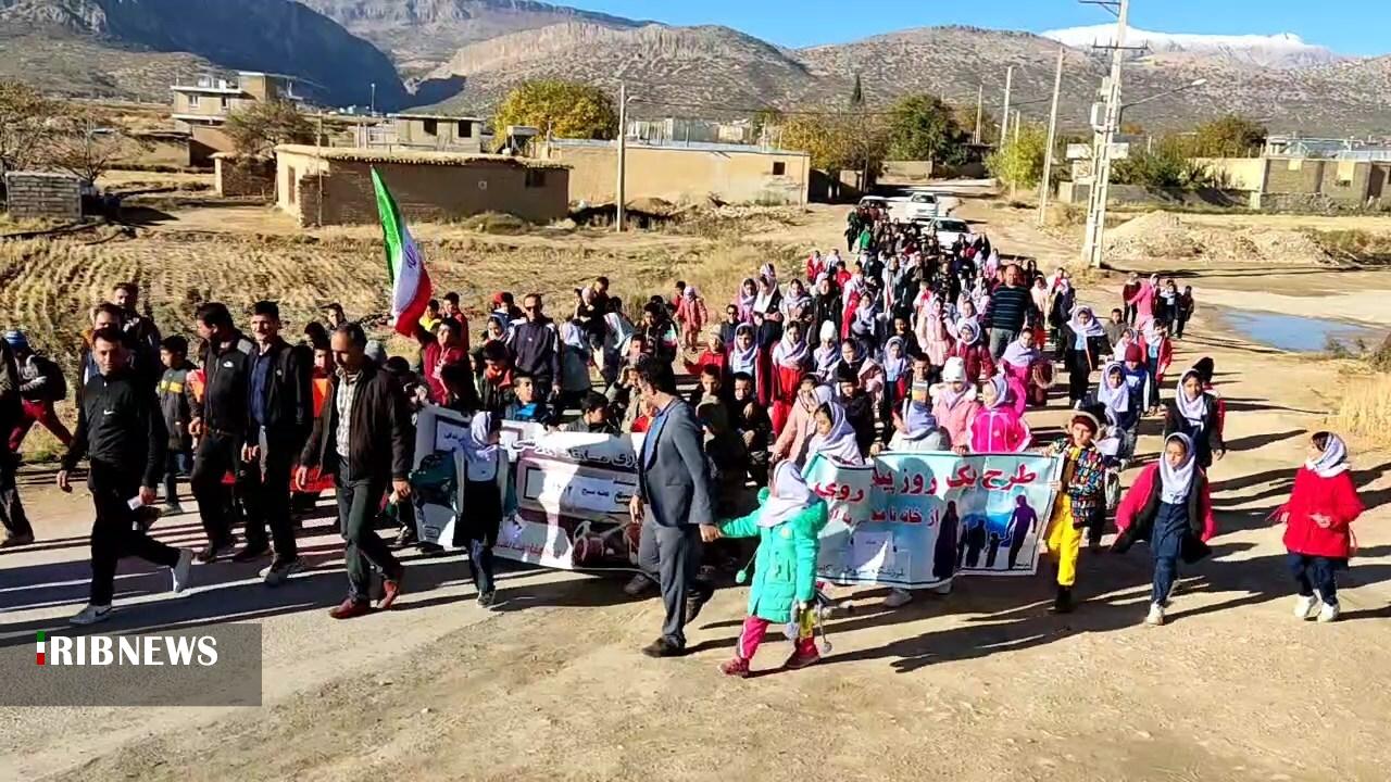 پیاده روی خانوادگی و دانش آموزی در روستای علی آباد کامفیروز