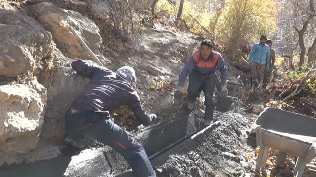 احداث کانال بتونی در روستای درند