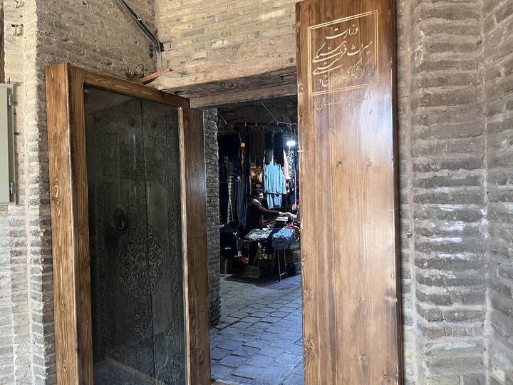 حفاظت موزه ای از در تاریخی مسجد جامع سمنان