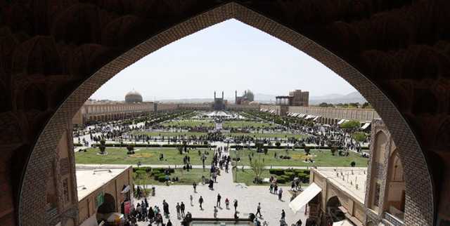 خدمات‌رسانی به گردشگران در بنا‌های تاریخی اصفهان همزمان با آلودگی هوا