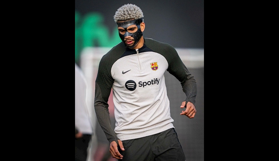 حضور مدافع بارسلونا با ماسک محافظ در تمرینات