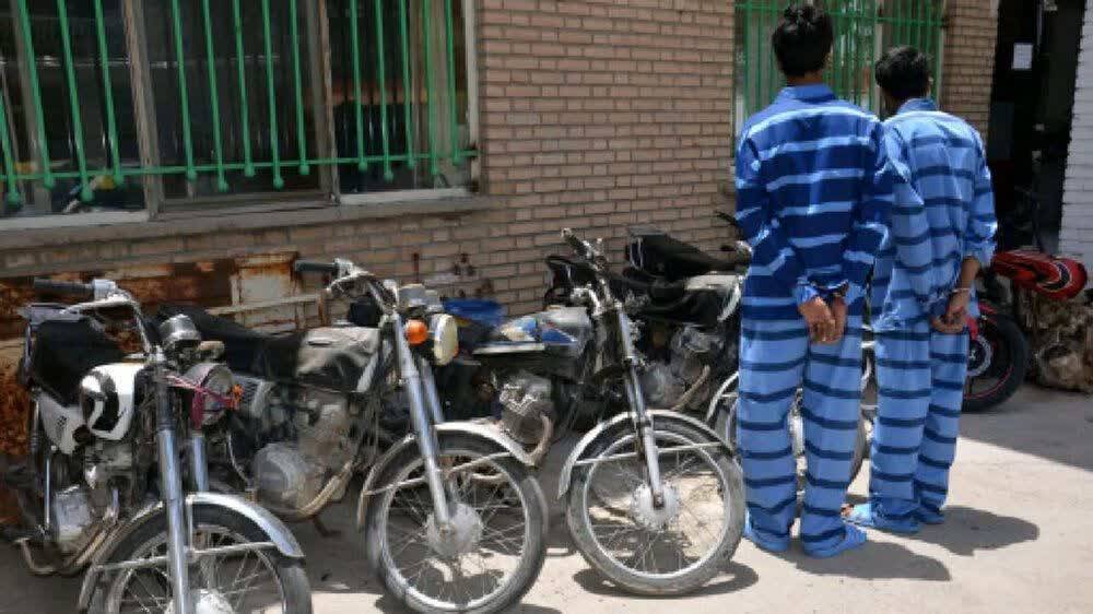 شناسایی و دستگیری دو سارق موتورسیکلت شهروندان کاشانی
