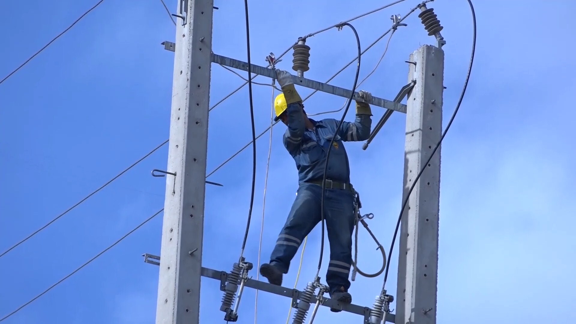 تعمیر بیش از ۱۰ کیلومتر از شبکه برق در مسیر روستا‌های کرچمبو