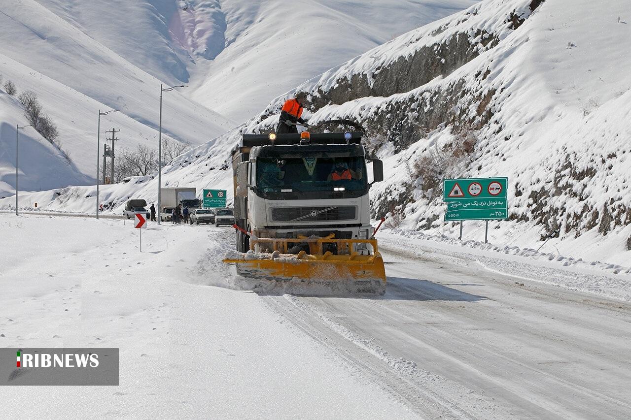 کمک ماموران راهداری آذربایجان شرقی به ۲۵ خودرو گرفتار در برف