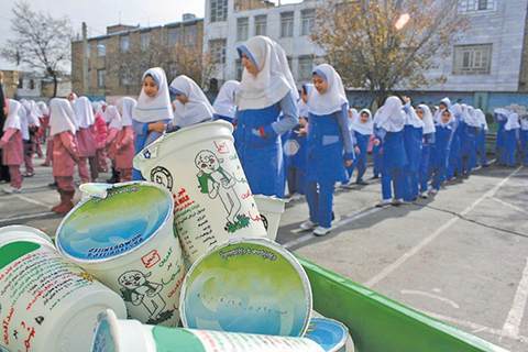 توزیع شیر رایگان در بین مدارس ابتدایی دزفول