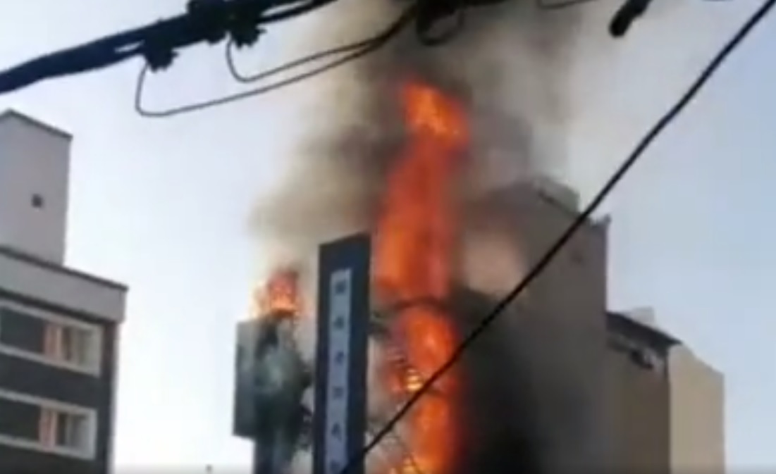 هتل آپارتمانی در مشهد دچار آتش سوزی شد