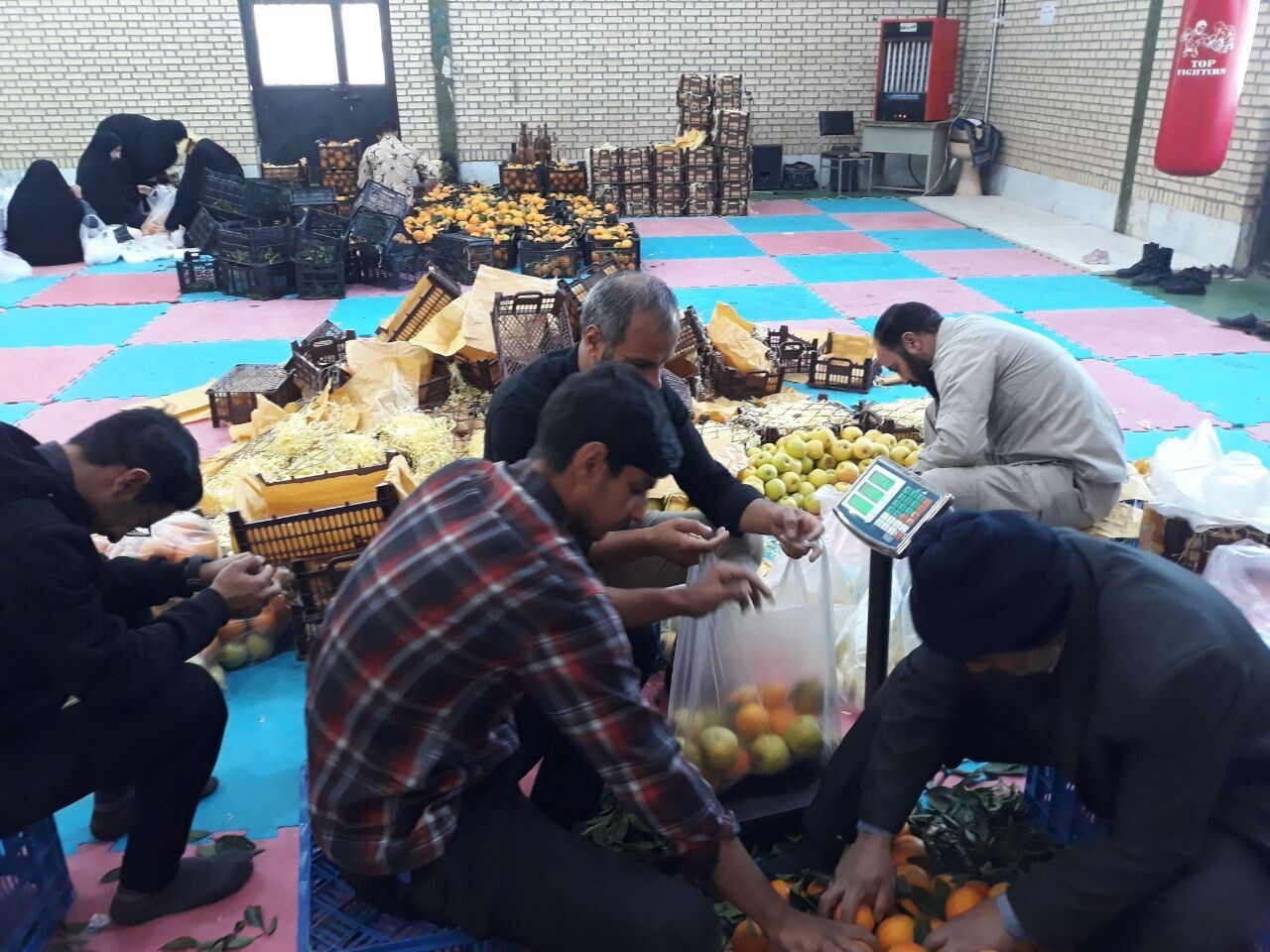 توزیع ۴۰۰ بسته یلدایی در خلیل‌آباد