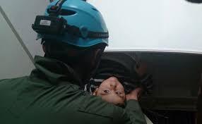رهایی کودک گرفتار شده در داخل خودرو با تلاش نجاتگران آتش نشانی نیشابور