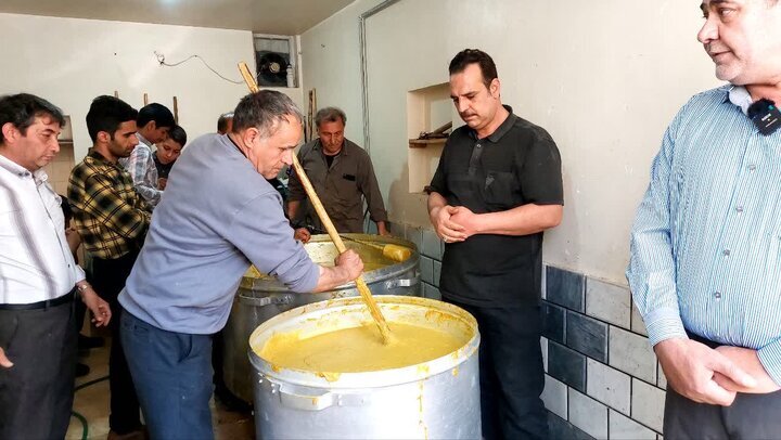 پخت ۱۷۰۰ کیلو حلیم نذری در خمینی‌شهر
