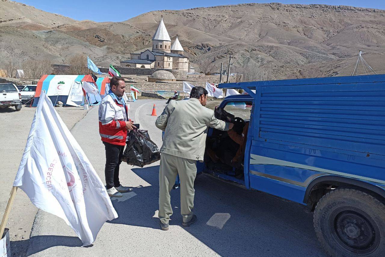 توزیع بسته های زیست محیطی در بین گردشگران نوروزی شهرستان چالدران