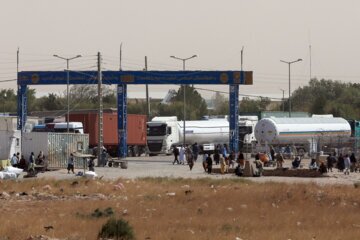 هزار و ۵۰۰ دستگاه کامیون در گمرک اسلام قلعه افغانستان منتظر ورود به ایران هستند