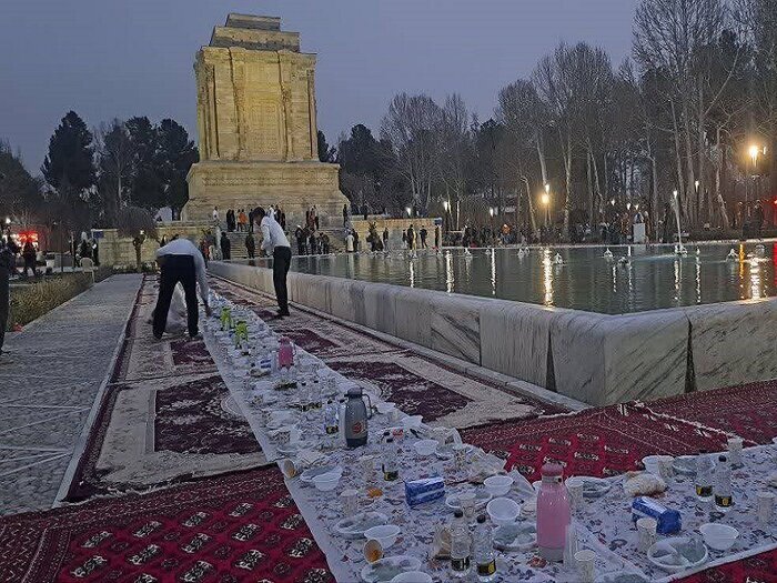 میزبانی از گردشگران روزه‌دار در آرامگاه فردوسی