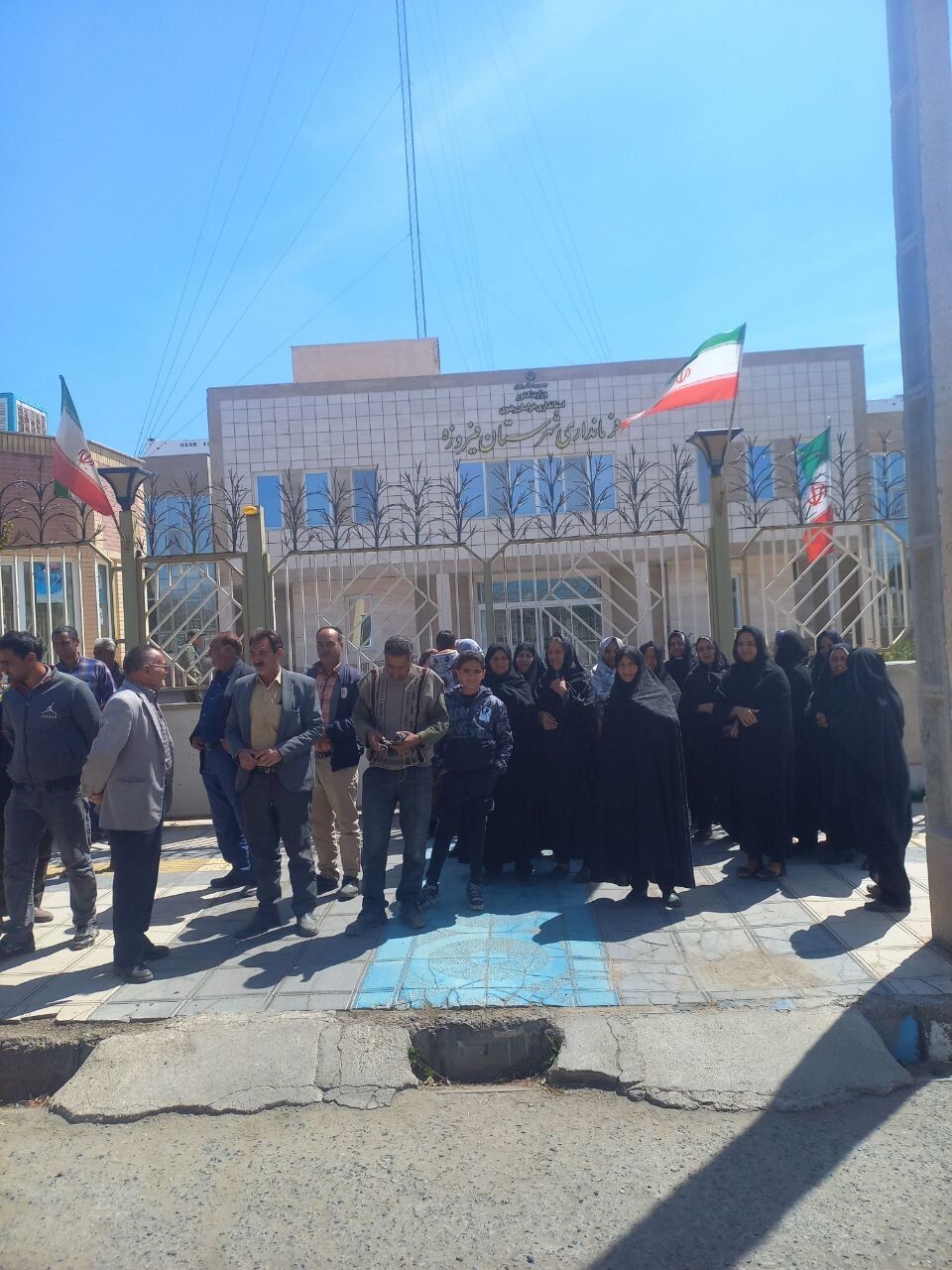 اعتراض تعدادی از شهروندان گرماب در فرمانداری فیروزه