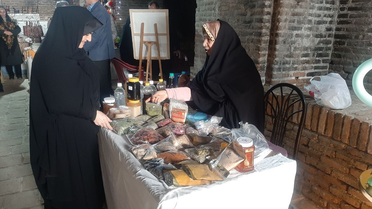 برپایی نمایشگاه صنایع دستی و محصولات ارگانیک بانوان فریمانی