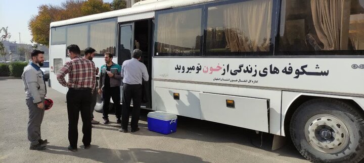 استقرار اتوبوس‌های انتقال خون در معابر گردشگری فارس