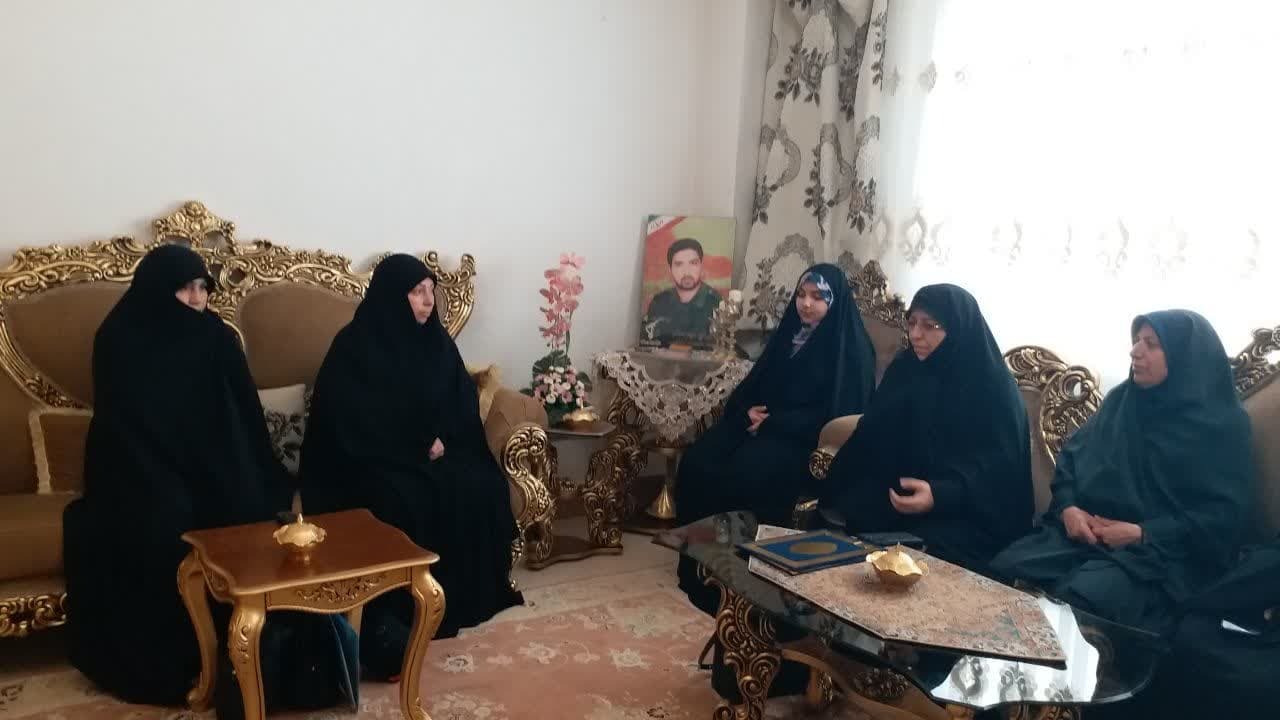 تجلیل از خانواده شهید مدافع امنیت در ارومیه