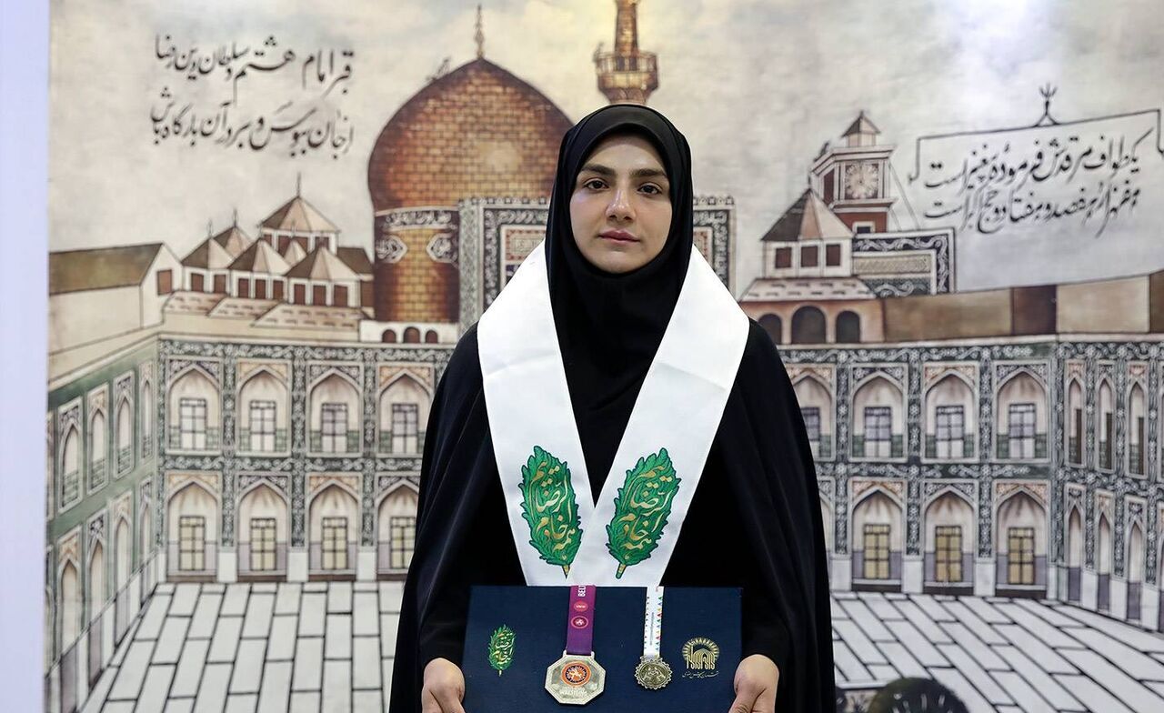 اهدای مدال جهانی آلیش به موزه آستان قدس رضوی