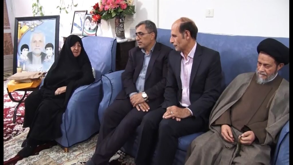 دیدار مدیرکل آموزش و پرورش استان با مادر شهیدان یزدان