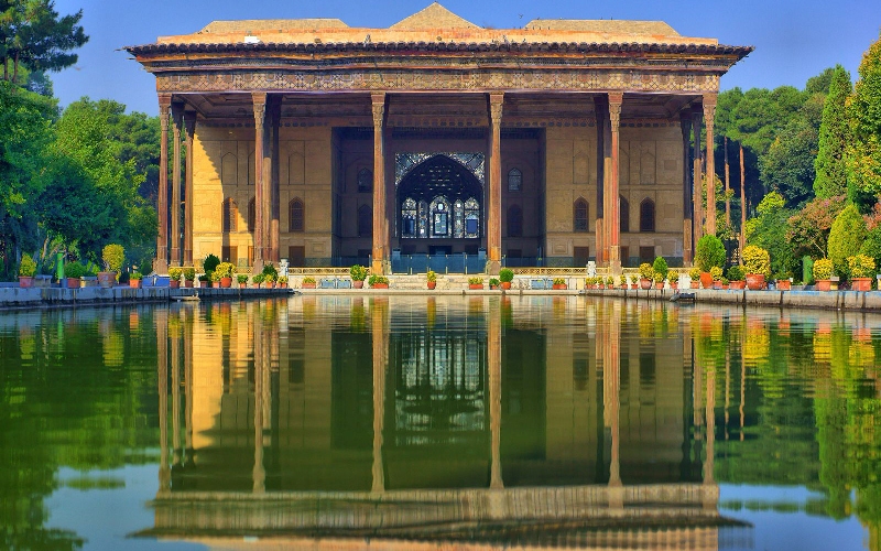 کاخ موزه چهلستون اصفهان پذیرای گردشگران نوروزی