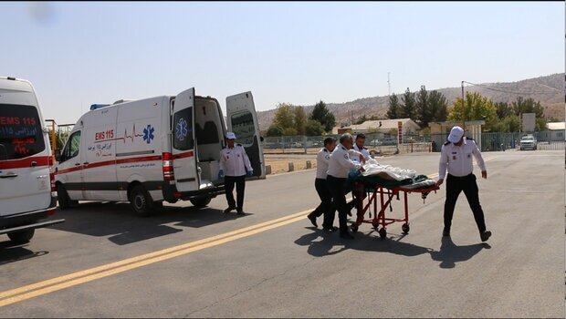 مصدوم شدن ۱۰ نفر در پی واژگونی پراید و تصادف ۲ خودرو در استان اصفهان