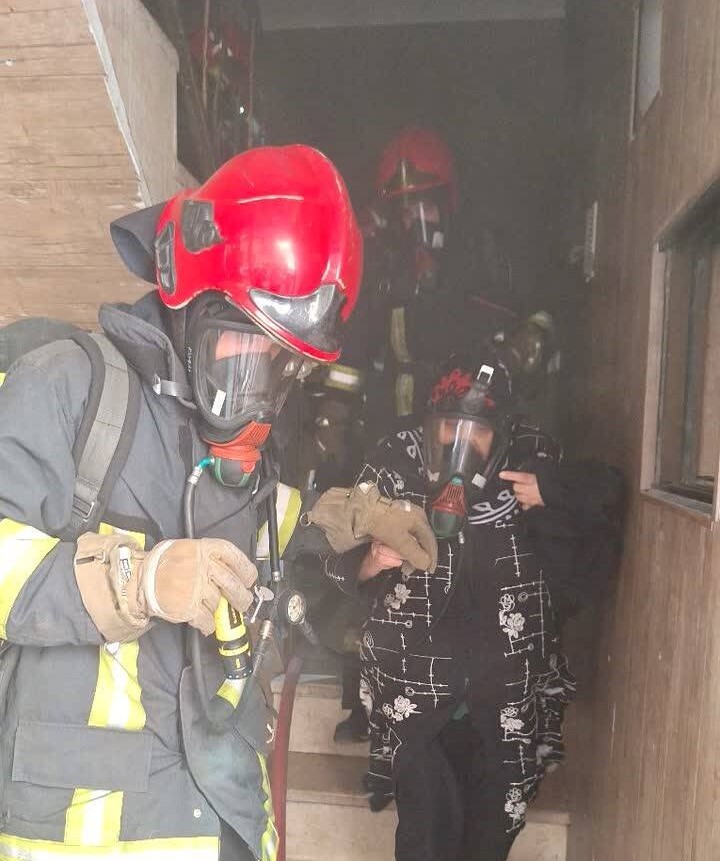 ۱۷ مسافر از آتش‌سوزی یک واحد اقامتی در مشهد نجات یافتند
