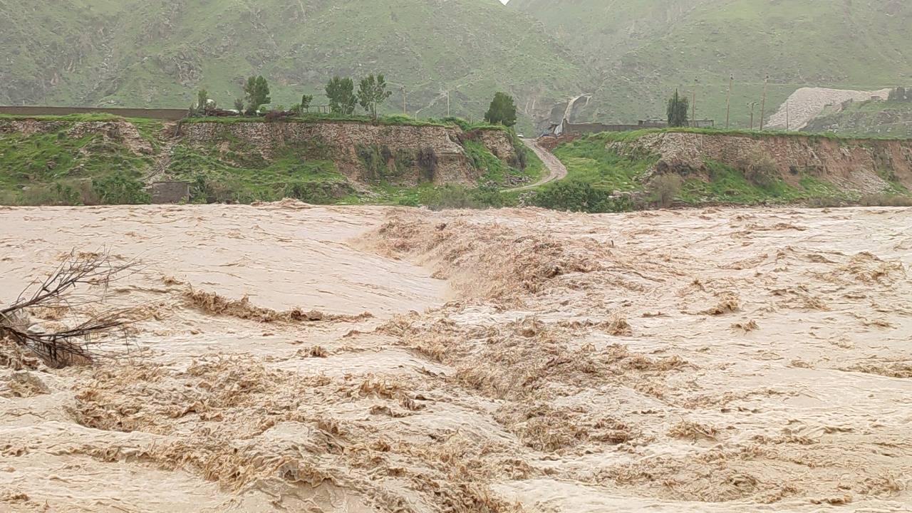 آب گرفتگی و جاری شدن سیل در برخی از مناطق استان + فیلم و عکس