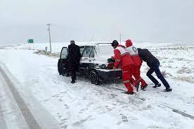 امدادرسانی به خودرو‌های گرفتار در برف در کوهرنگ
