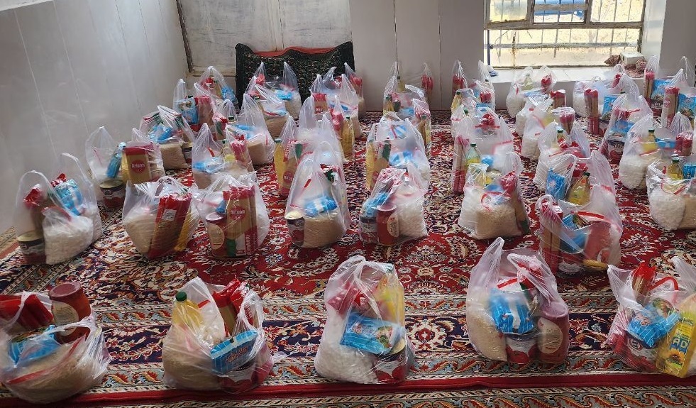 توزیع بسته‌های معیشتی بین  نیازمندان روستای سلطان آباد بخش رخ