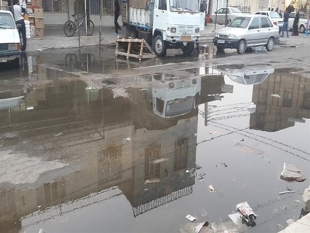 چاله چوله‌های خیابان‌های سراوان پس از بارش باران