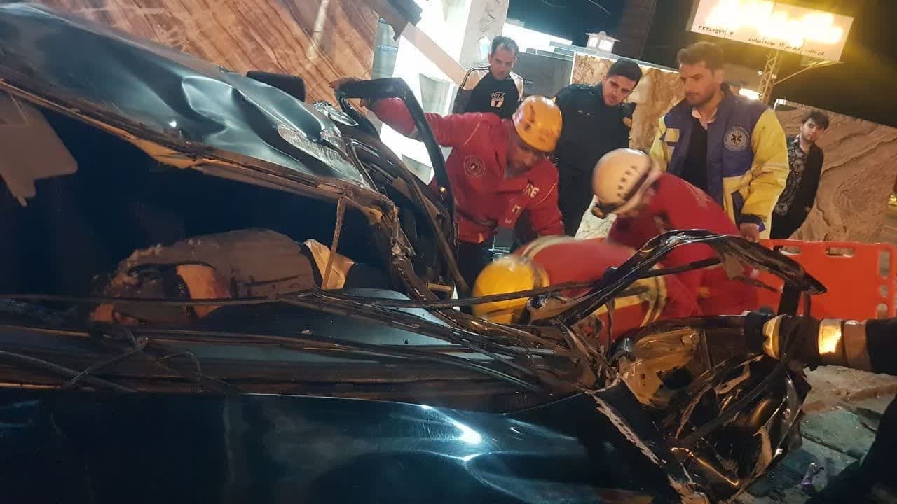 نجات راننده خودروی پژو ۴۰۵ با تلاش آتش نشانان ارومیه