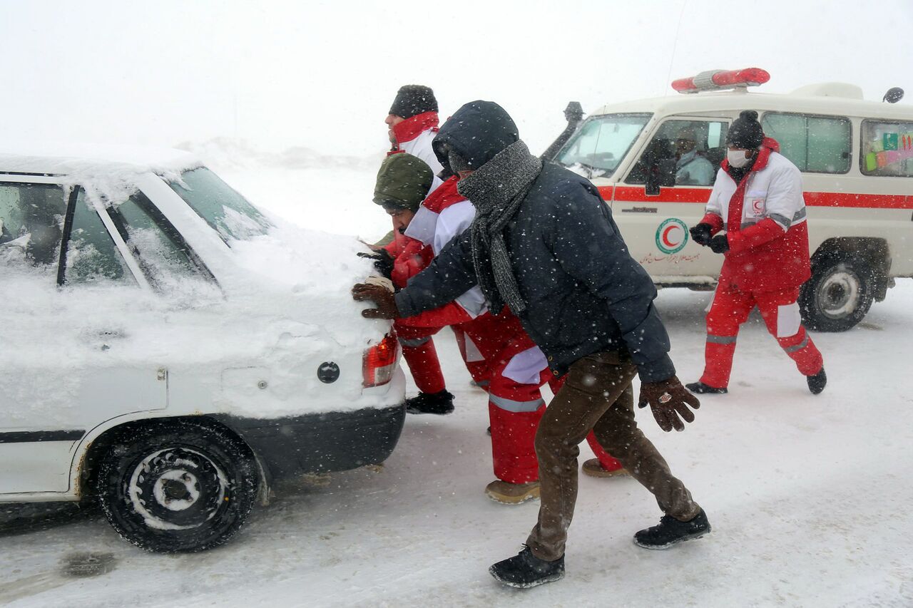 کمک امدادگران به بیش از ۱۷۰۰ نفر گرفتار در برف و کولاک