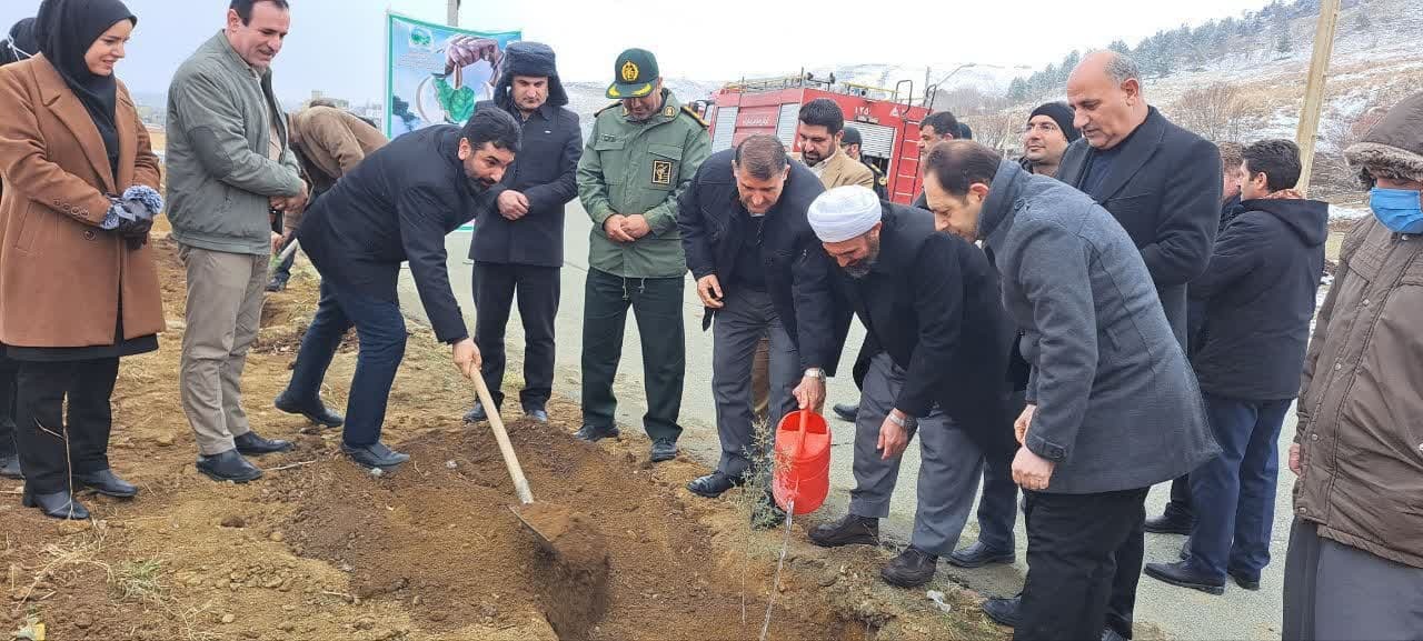 غرس نهال در اشنویه به بمناسبت فرا رسیدن ولادت باسعادت حضرت امام علی