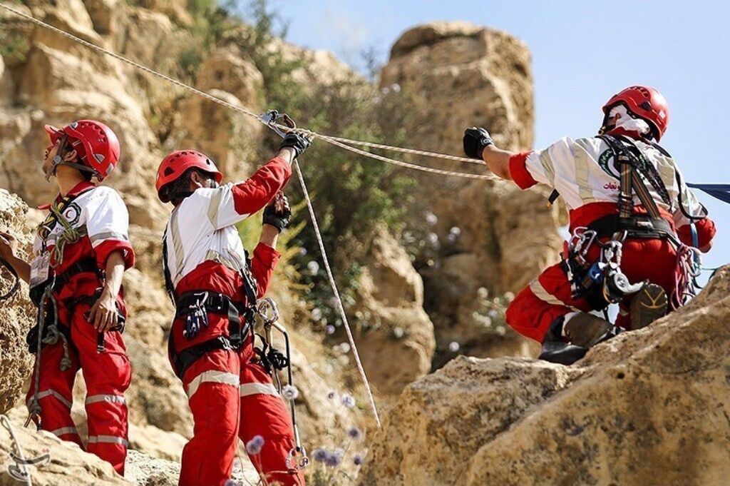 نجات سه کوهنورد مصدوم در تنگستان