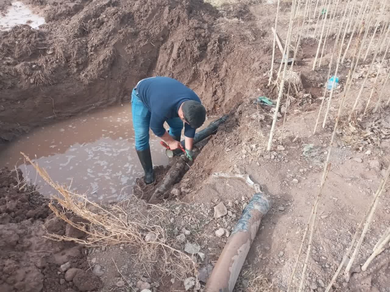 رفع فوری حادثه خط انتقال آب شهر زرآباد در سرمای زمستان