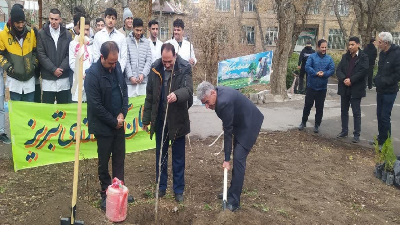 برگزاری آیین نهال‌کاری در هنرستان کشاورزی تبریز