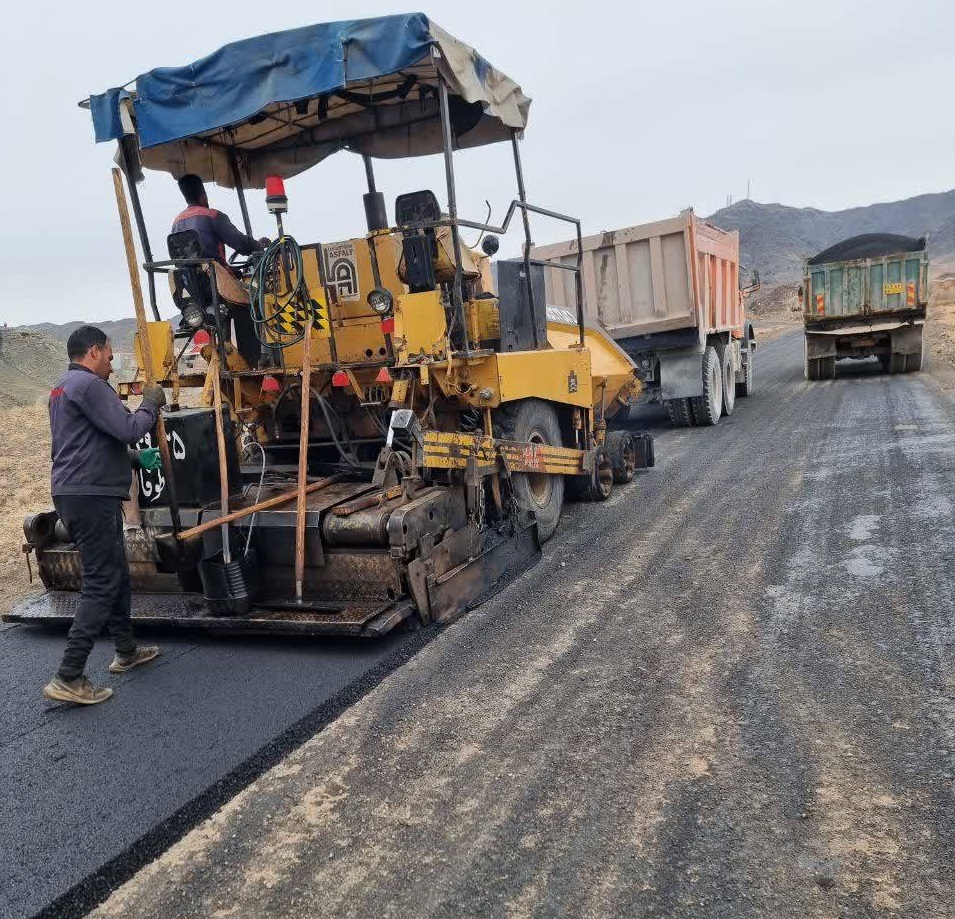 آسفالت یک راه روستایی با مشارکت اهالی در سبزوار