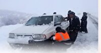 رهاسازی ۴۲۷ خودرو گرفتار در برف در کردستان