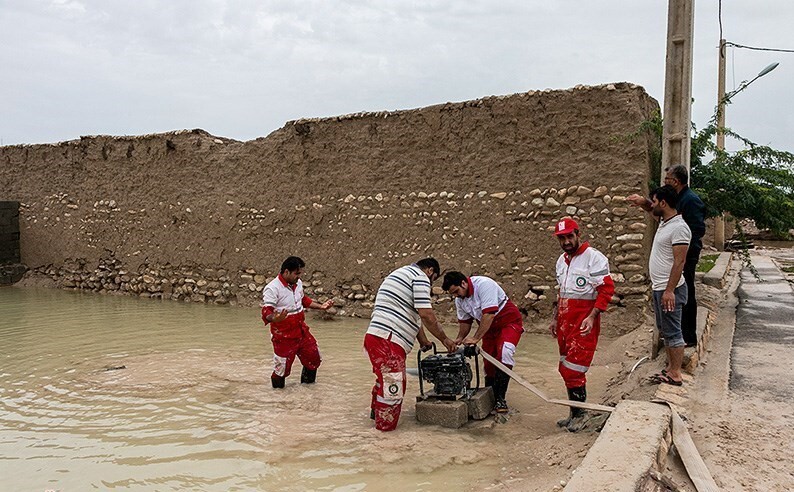امداد رسانی هلال احمر در مناطق سیل زده جنوب سیستان و بلوچستان