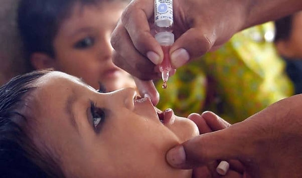 تلقیح و تزریق بیش از ۱۶۱ هزار دز واکسن فلج اطفال در همدان 