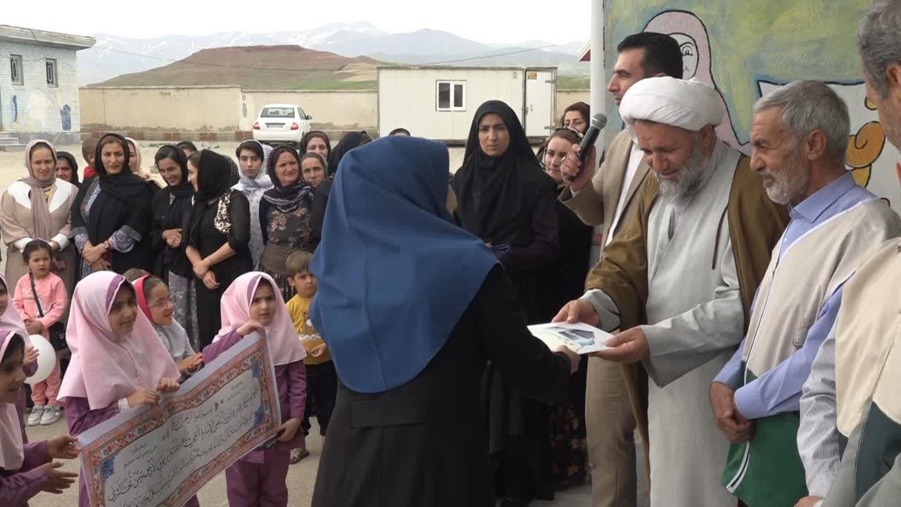 تجلیل از معلمان روستای احمد آباد سفلی در تکاب