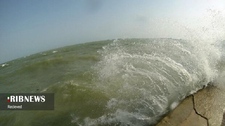 خلیج فارس مواج با وزش باد‌های شدید جنوب غربی، ۲۰ اردیبهشت