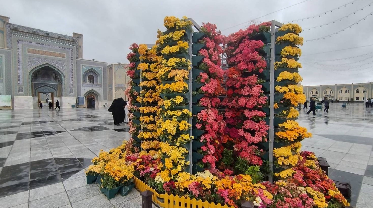 اهدای بیش از ۴۰۰ هزار شاخه گل از اعتاب مقدسه به حرم مطهر رضوی