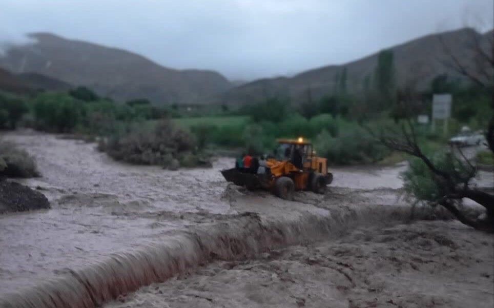 نجات دو خانواده کلاتی گرفتار در سیل  با لودر 