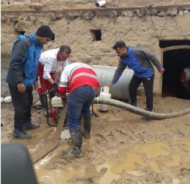 رفع آب گرفتگی در پی وقوع سیلاب در بخش رضویه مشهد