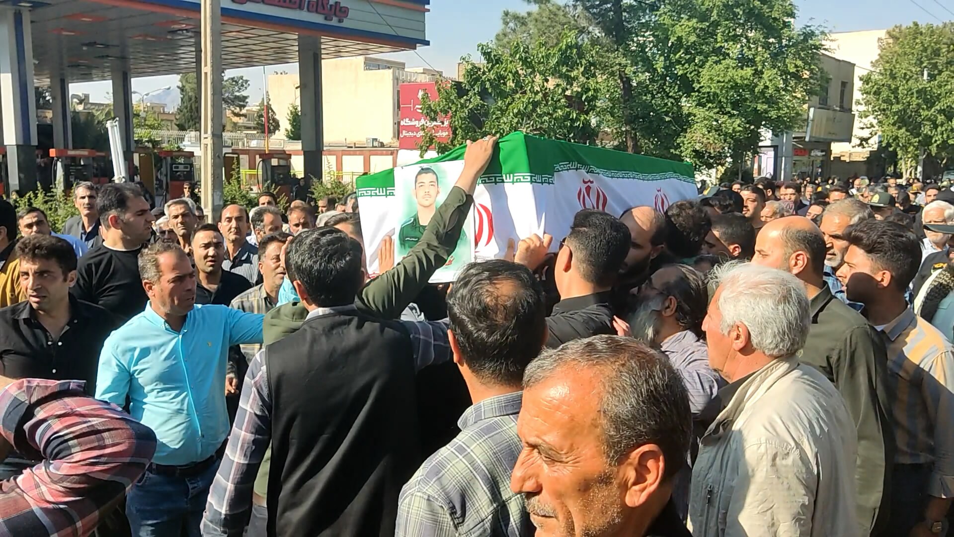 تشییع و خاکسپاری پیکر سرباز وظیفه امیرمهدی رفیعی در خمینی شهر